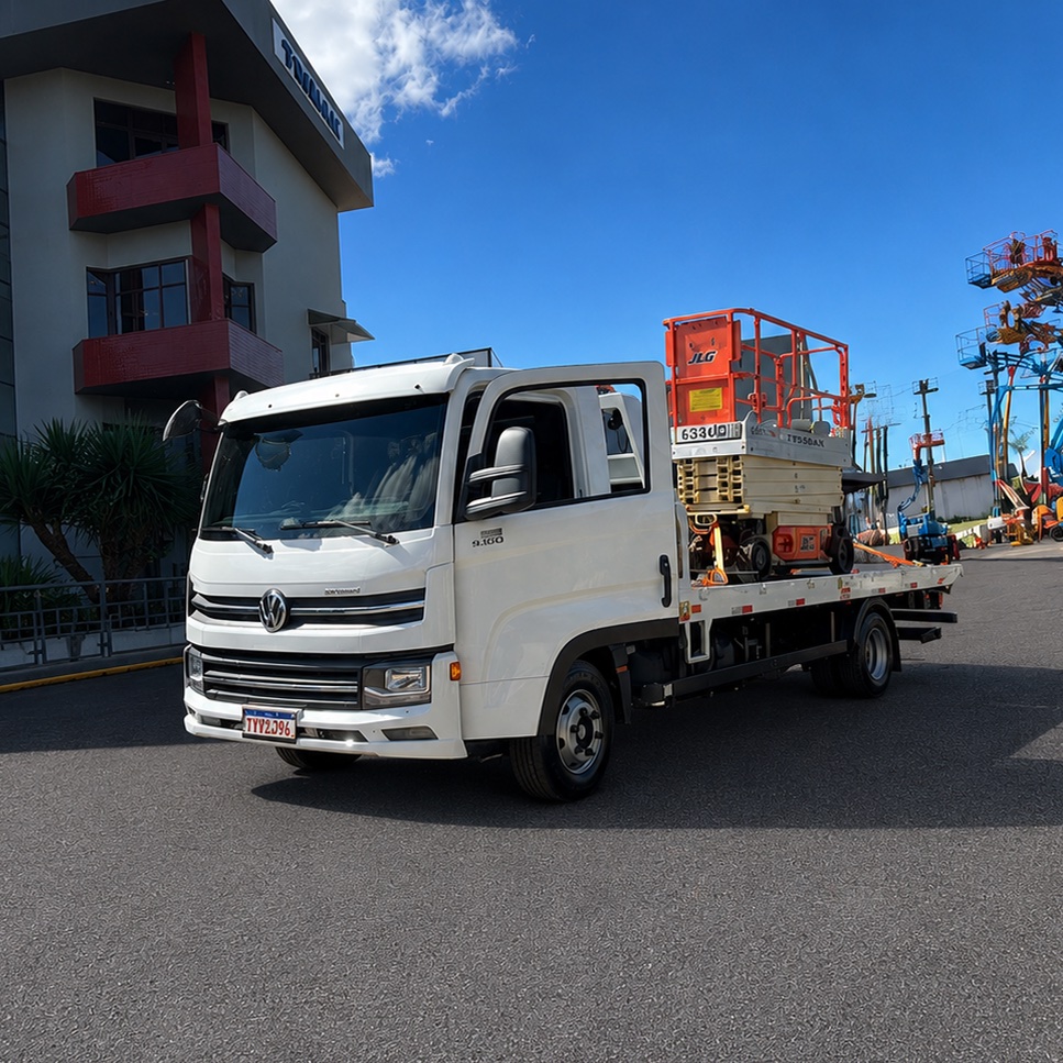 Caminhão Prancha VW transportando plataforma elevatória — frota Siqueira Camilo