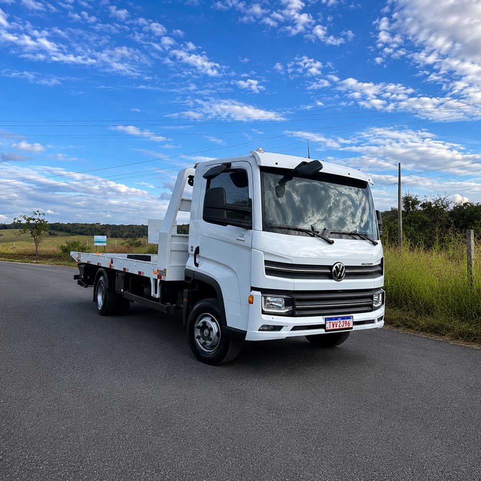 Caminhão Prancha VW Delivery — frota Siqueira Camilo